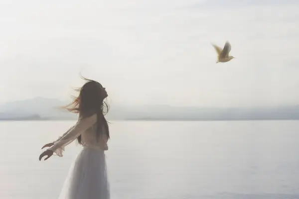 Surrealistische Vrouw Met Vliegend Haar Die Perfecte Harmonie Met Een — Stockfoto