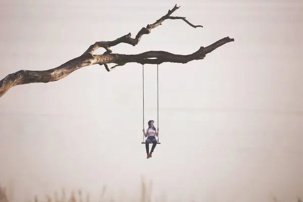 Surrealistische Vrouw Swingt Een Schommel Hangend Aan Een Tak Concept Rechtenvrije Stockfoto's