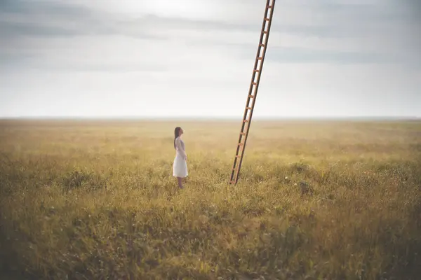 Vrouw Onbeslist Een Surrealistische Ladder Moet Beklimmen Die Haar Naar Stockfoto