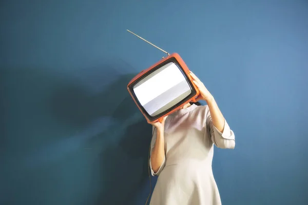 Surreale Frau Bedeckt Ihr Gesicht Mit Einem Fernseher Ohne Verbindung Stockbild
