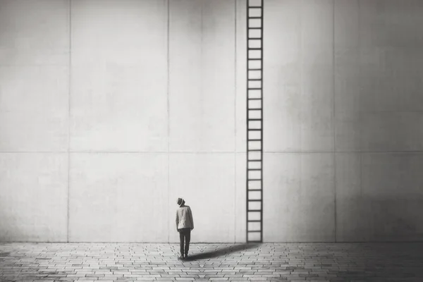 Man Kijkt Verbaasd Een Surrealistische Schaduw Van Een Ladder Geprojecteerd Rechtenvrije Stockfoto's