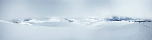 Winterlandschaft Aus Schneebedeckten Bergen Mit Einer Surrealen Blau Weißen Atmosphäre Stockbild