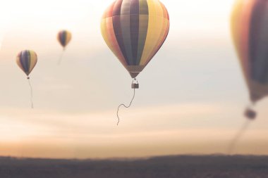 Sıcak hava balonları havada özgürce uçuyor. Uçmanın sembolü.