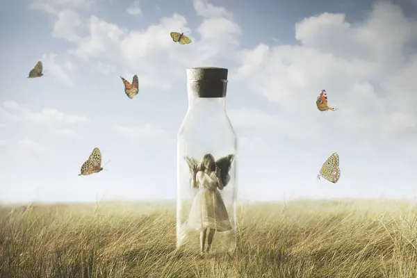 Surrealistische Vlinder Vrouw Die Kijkt Naar Vrijheid Ingesloten Een Fles Rechtenvrije Stockafbeeldingen