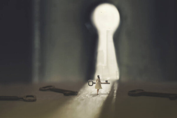 Женщина ходит с ключом, чтобы открыть выход через замок