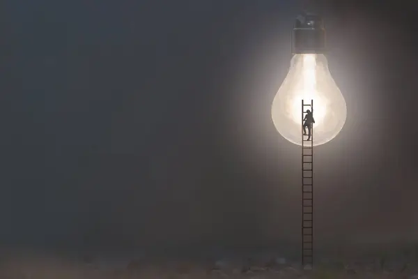 Surrealistische Man Klimt Een Ladder Een Verlichte Gloeilamp Bereiken Nieuw Stockfoto