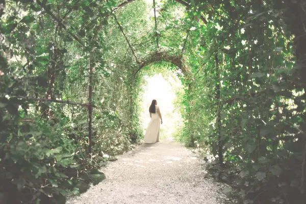 Elegante Giovane Donna Cammina Felicemente Verso Uscita Tunnel Formato Rigogliose — Foto Stock