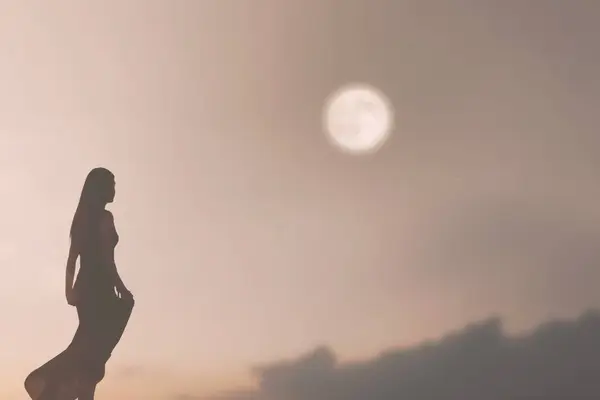 Frau Tanzt Backlight Beleuchtet Von Einem Surrealen Mond Energiekonzept lizenzfreie Stockbilder