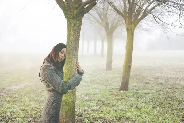 Kvinna Omfamnar Försiktigt Stammen Ett Träd Som Symboliserar Livsnerv Abstrakt Stockfoto