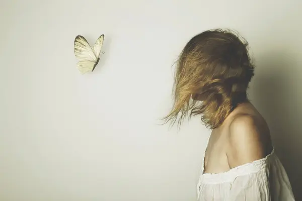 Surreale Begegnung Eines Schmetterlings Mit Einer Frau Abstraktes Konzept Stockbild