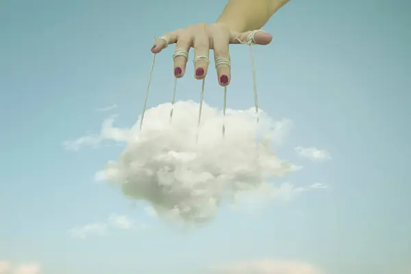 Mano Sosteniendo Una Nube Atrapada Entre Hilos Transformándola Una Marioneta Fotos de stock libres de derechos