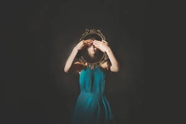 Mujer Surrealista Con Espejo Frente Ella Refleja Cara Oculta Por Fotos de stock