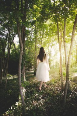 Gerçeküstü kadın ormanda maceralar yaşıyor, soyut bir kavram.