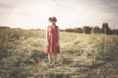 Sahada teleskopu olan bir kadın sonsuzluğu izliyor, gelecek konsepti.