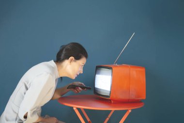 Eğik bir TV 'de kanal değiştirmek, insanlar üzerinde iletişim kurma gücü kavramı.