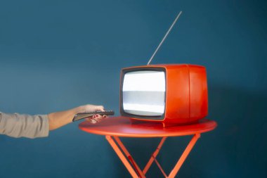Kişi televizyon kanallarını uzaktan kumandayla, güç konseptiyle değiştiriyor.