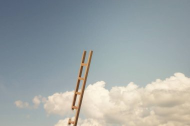 Bulutların üstünde giden gerçeküstü merdiven, soyut bir kavram.