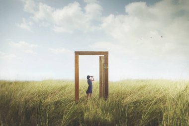 Teleskoplu bir kadın doğanın ortasında gerçeküstü bir kapının eşiğindeki manzarayı gözlemliyor.