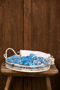 Elle boyanmış Paskalya yumurtaları kasede