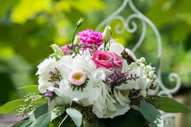 Bahçe masasında çiçek buketi.