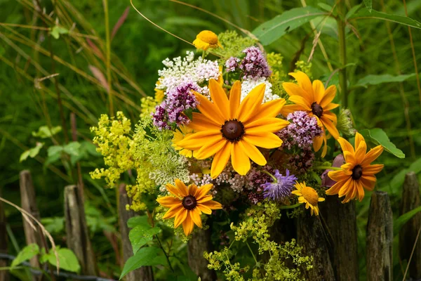 Buket Bunga Berwarna Dengan Banyak Bunga Musim Panas Yang Berbeda — Stok Foto