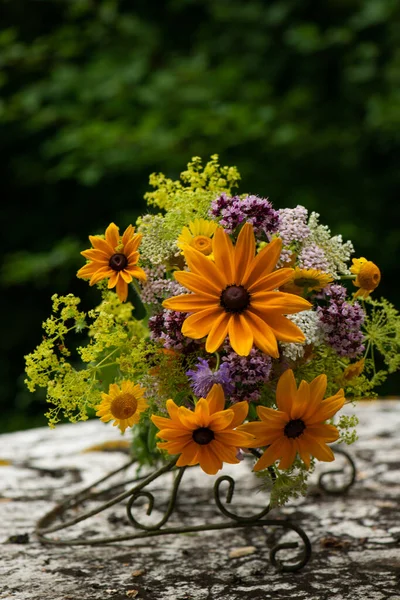 Bunter Blumenstrauß Mit Vielen Verschiedenen Sommerblumen — Stockfoto