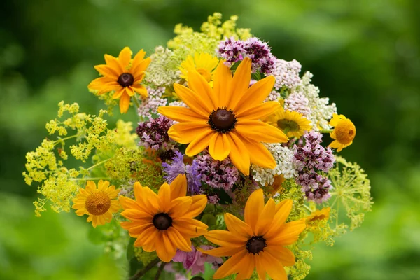 Bunter Blumenstrauß Mit Vielen Verschiedenen Sommerblumen — Stockfoto