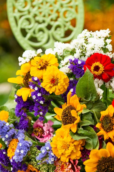 Πολύχρωμο Μπουκέτο Λουλουδιών Πολλά Διαφορετικά Καλοκαιρινά Λουλούδια — Φωτογραφία Αρχείου