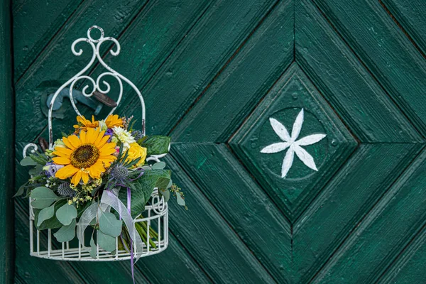 Metal Sepetinde Renkli Bir Sonbahar Çiçeği Buketi — Stok fotoğraf