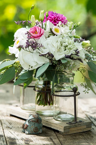 Nyári Virág Csokor Egy Kerti Asztalon Természet Háttere — Stock Fotó