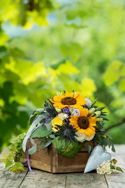 Bunter Herbstblumenstrauß Mit Sonnenblumen Einer Holzkiste — Stockfoto