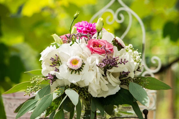 อดอกไม อนพร อมดอกก หลาบบนโต ะไม ในสวน — ภาพถ่ายสต็อก