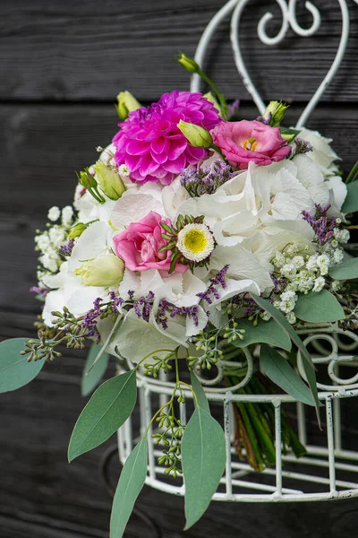 Bouquet Fleurs Été Avec Des Roses Dans Panier Métallique — Photo