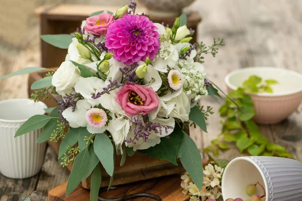 Bouquet Fleurs Été Sur Une Table Bois Avec Tasses Café — Photo