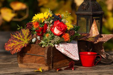 Eski tuğla şeklinde renkli bir sonbahar çiçeği buketi.