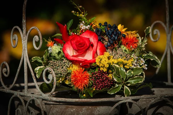 Buket Bunga Musim Gugur Berwarna Warni Dalam Pot Logam Atas — Stok Foto