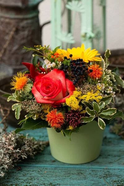 Ahşap Bir Masada Renkli Bir Sonbahar Çiçeği Buketi — Stok fotoğraf