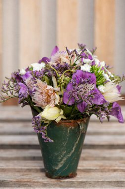 Diş minesi kabında protea olan renkli çiçek buketi.