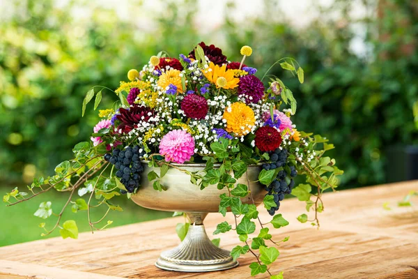 Buquê Flores Coloridas Uma Mesa Madeira — Fotografia de Stock