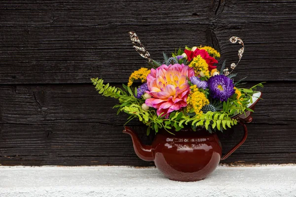 Emaye Çaydanlığında Yıldız Çiçeği Olan Sonbahar Çiçeği — Stok fotoğraf