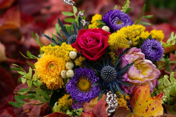 Jesienny Bukiet Kwiatów Dahlią Liśćmi Wina — Zdjęcie stockowe
