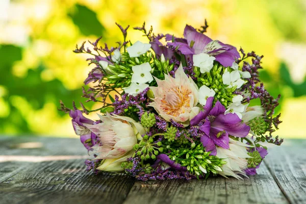 Buquê Flores Românticas Com Protea Uma Mesa Madeira — Fotografia de Stock
