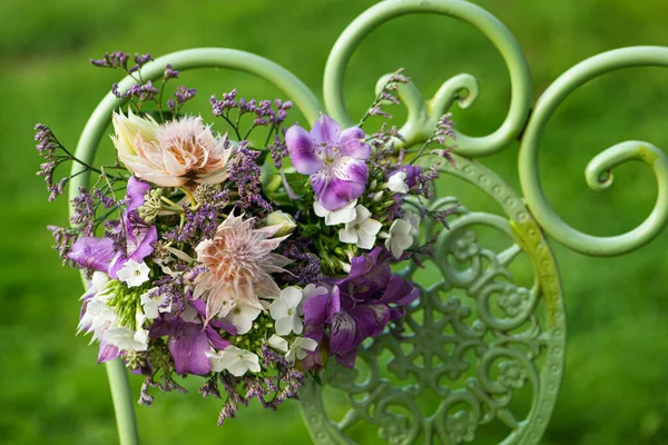 Buket Bunga Berwarna Dengan Protea Kursi Taman — Stok Foto
