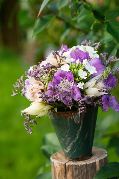 Buket Bunga Berwarna Dengan Protea Dalam Pot Enamel — Stok Foto