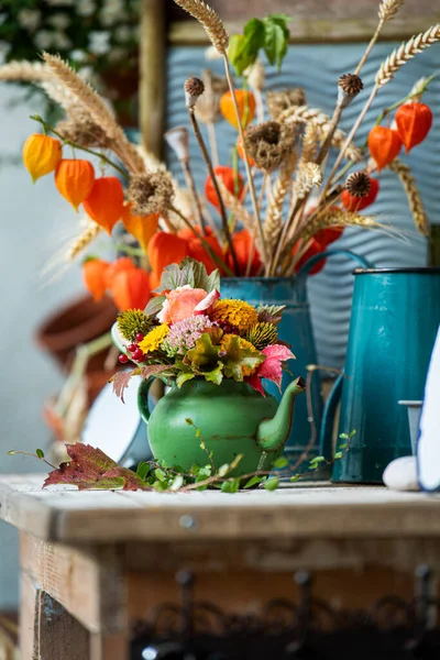 Bahçe Masasında Renkli Sonbahar Çiçekleri — Stok fotoğraf