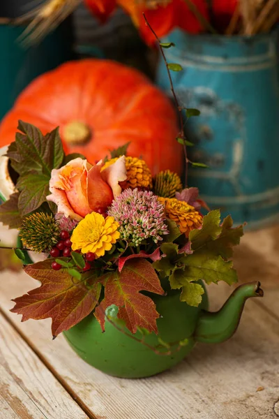 庭のテーブルにカラフルな秋の花束 — ストック写真
