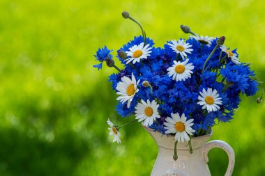 Doğada çiçek buketi