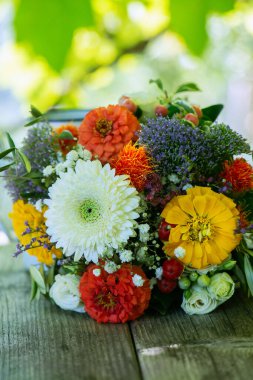 Bahçe masasında renkli bir çiçek buketi