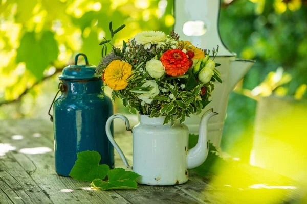 Buket Bunga Berwarna Warni Atas Meja Taman — Stok Foto