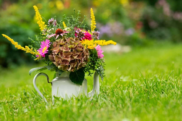 Kolorowy Bukiet Kwiatów Emaliowym Garnku Łące — Zdjęcie stockowe